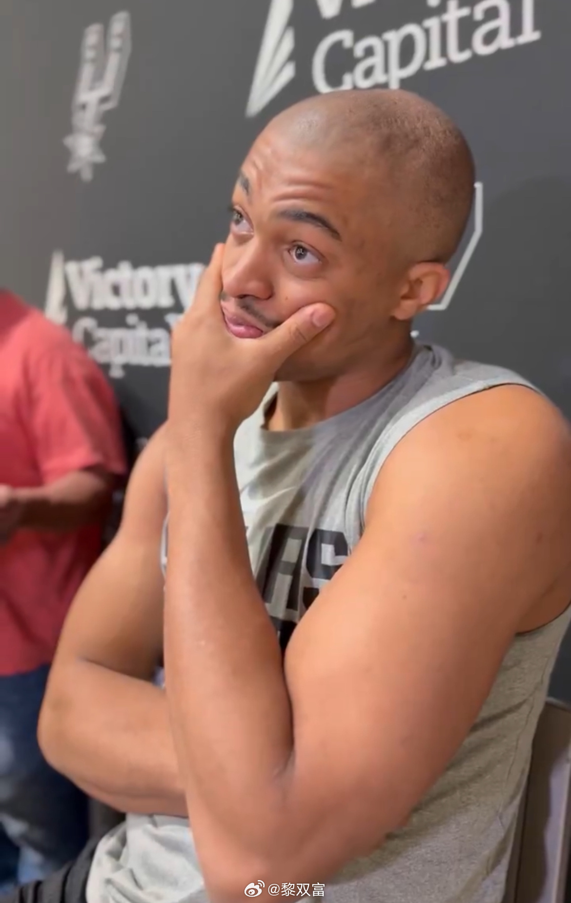 凯尔登·约翰逊说他一直想剃光头，因为身边朋友都秃了，因为之前有全美直播比赛拖着没