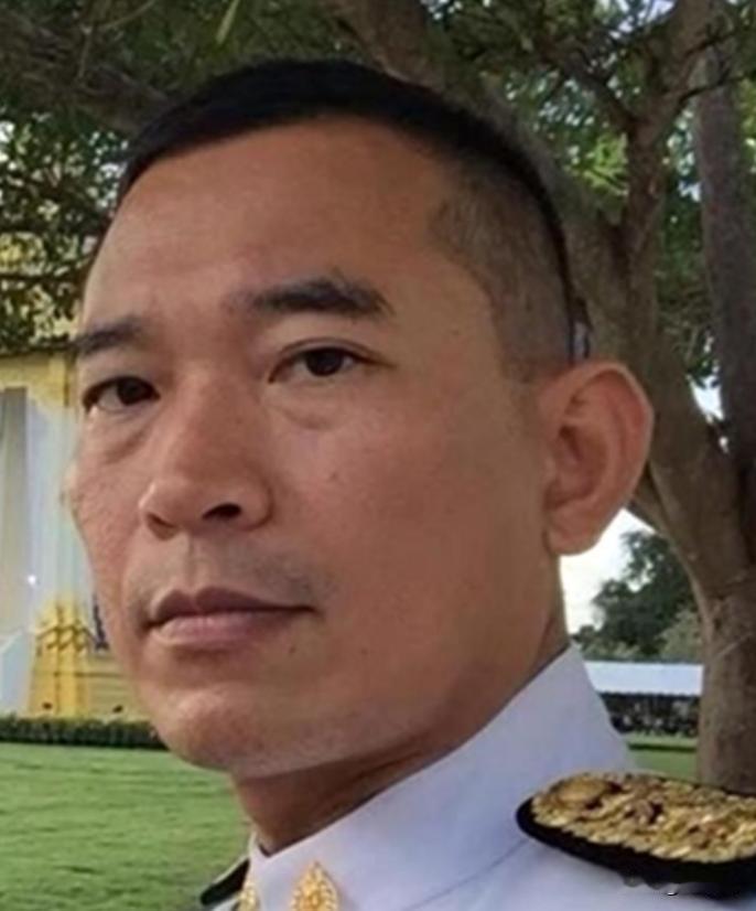 2019年，泰国法官卡纳功读完一宗杀人案的判决词后，拿出手枪朝着自己扣下了扳机，