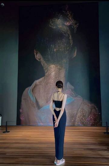 天塌了还有关晓彤的腿顶着关晓彤终于找到自己的赛道了关晓彤蓝色赛车服这组图也太对味