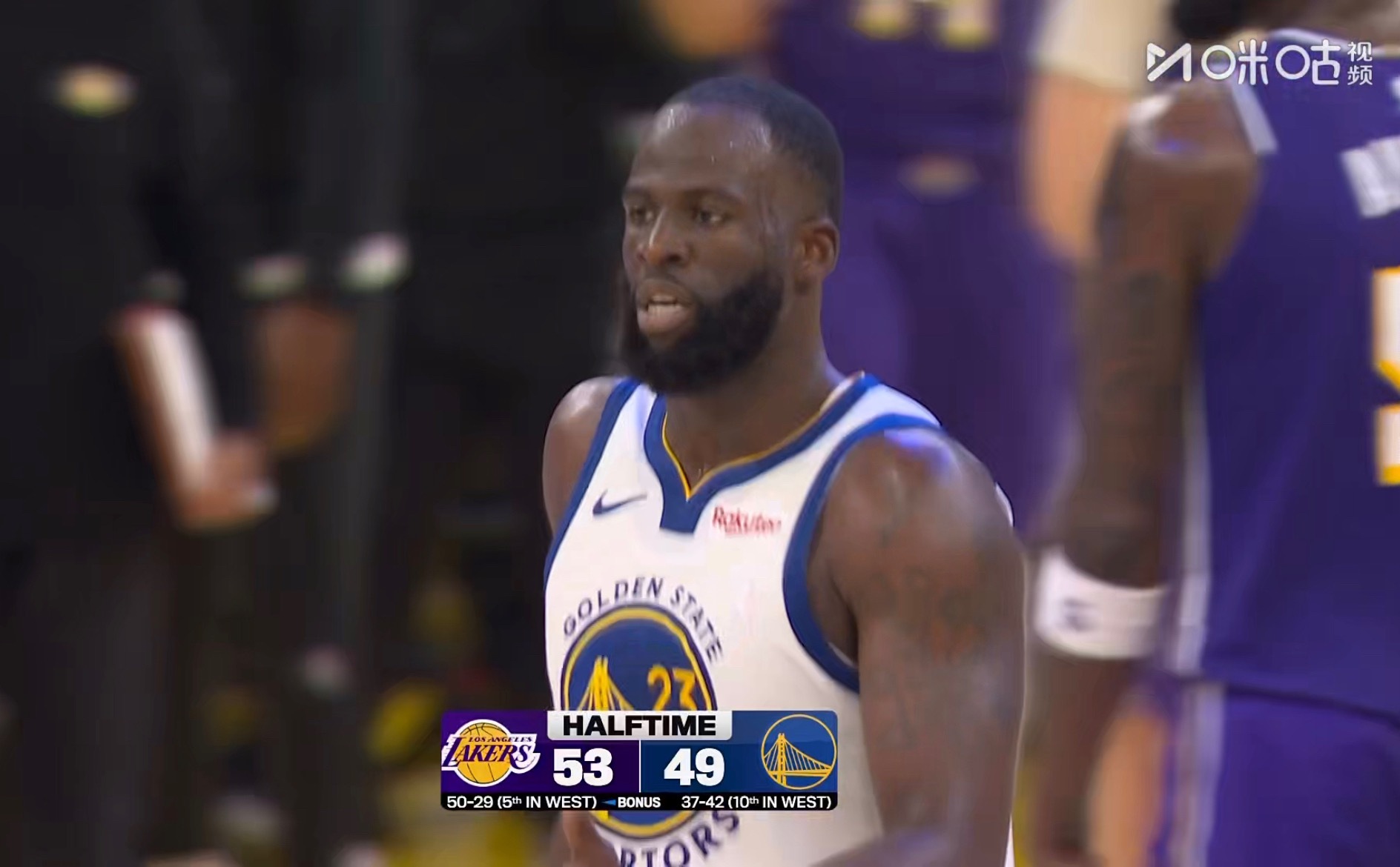 半场，湖人53-49勇士！ 