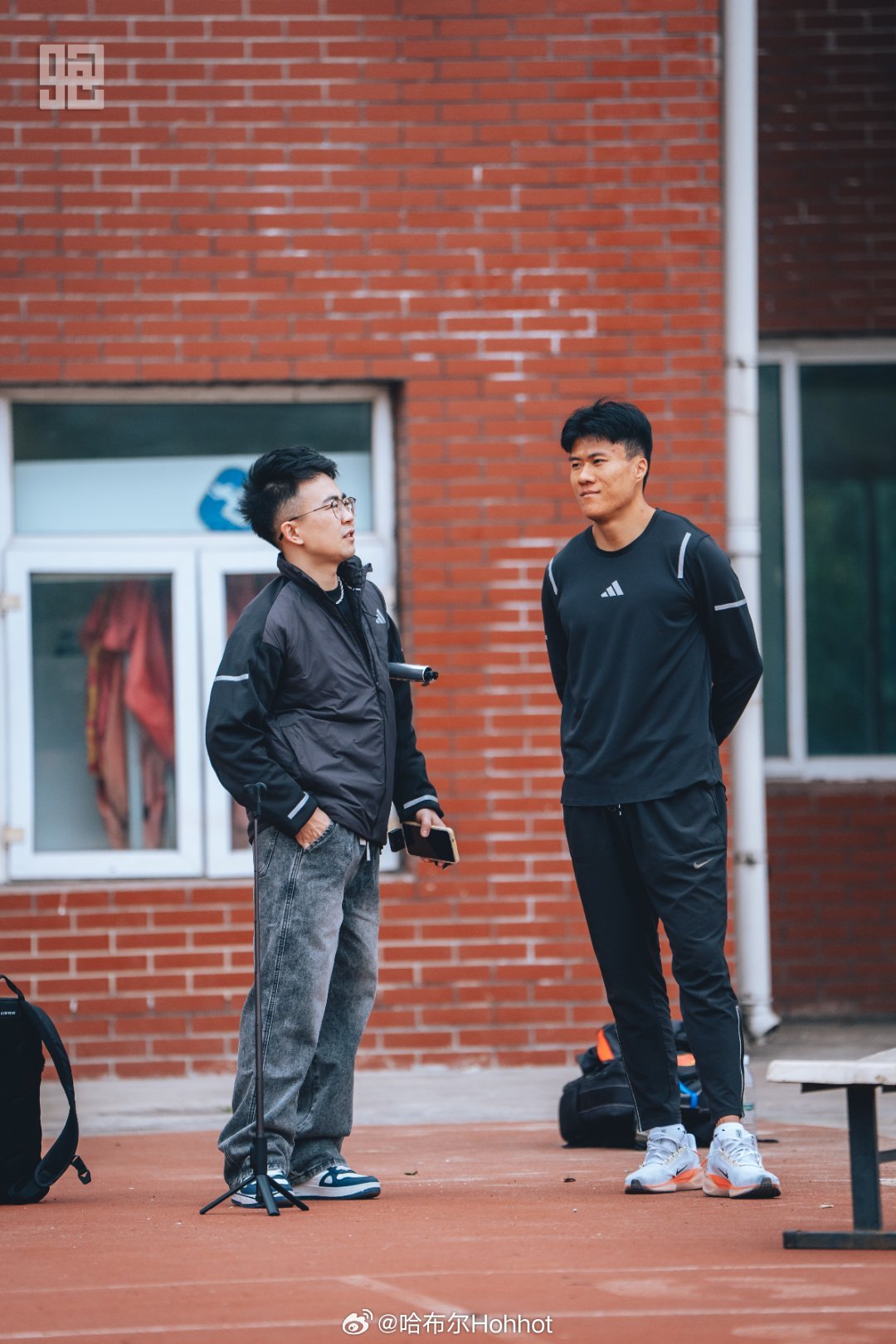 成都的大奖赛，与朋友们的会面结束，来到仁寿在看看半马锦标赛田径说一哈哈布尔的随行
