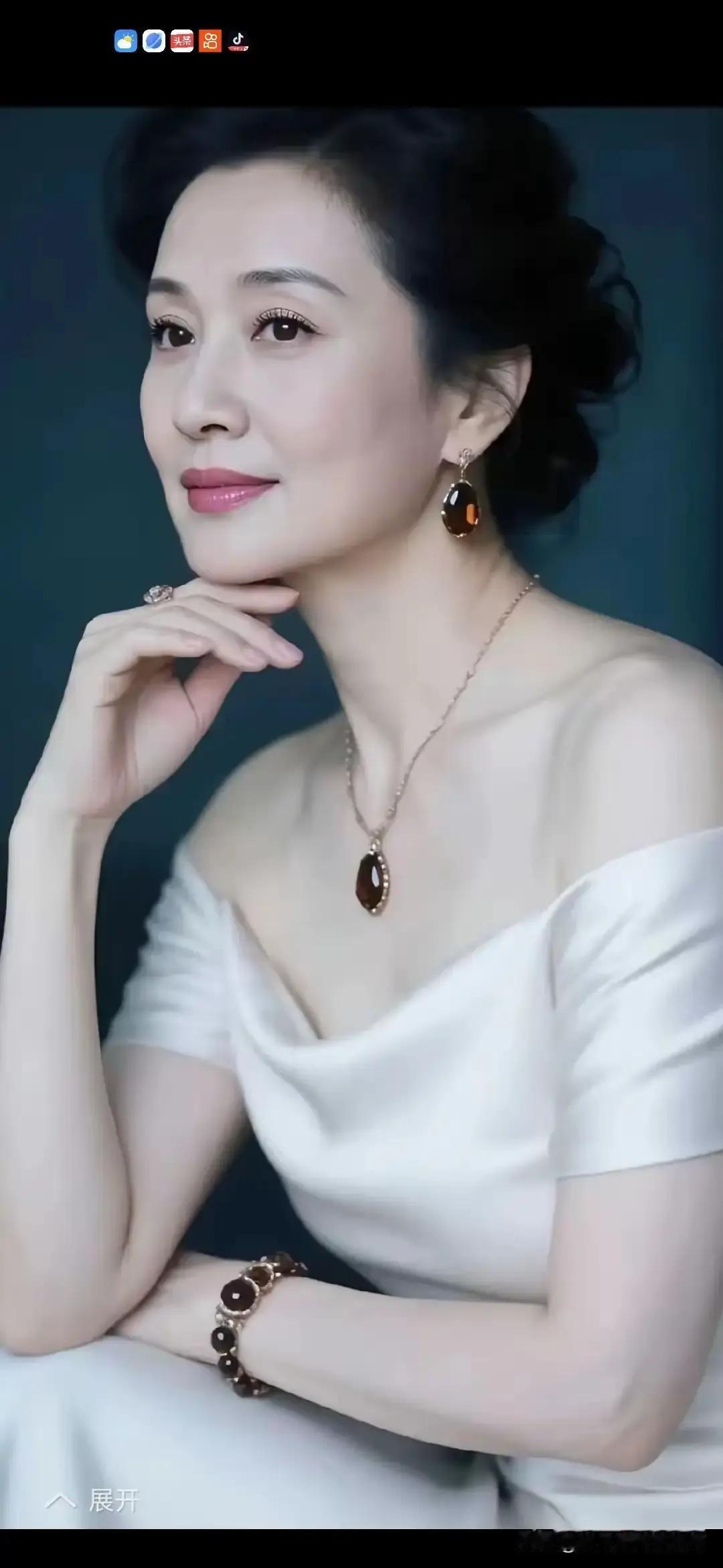 七绝•幽怀
 夜色幽深万籁清，
孤檠瘦影伴寒更。
每临大事常三省，
心思缜密事可