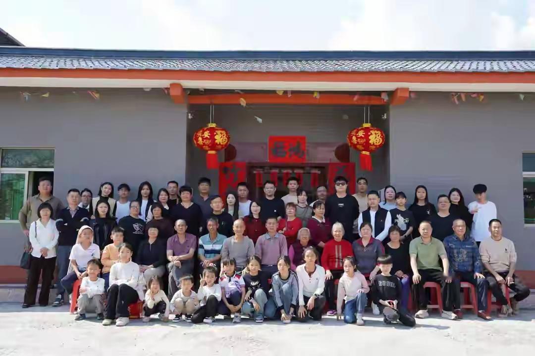 广东一家族五代同堂60多人拍全家福五代同堂，六十余人齐聚一堂，这是血脉的传承，更