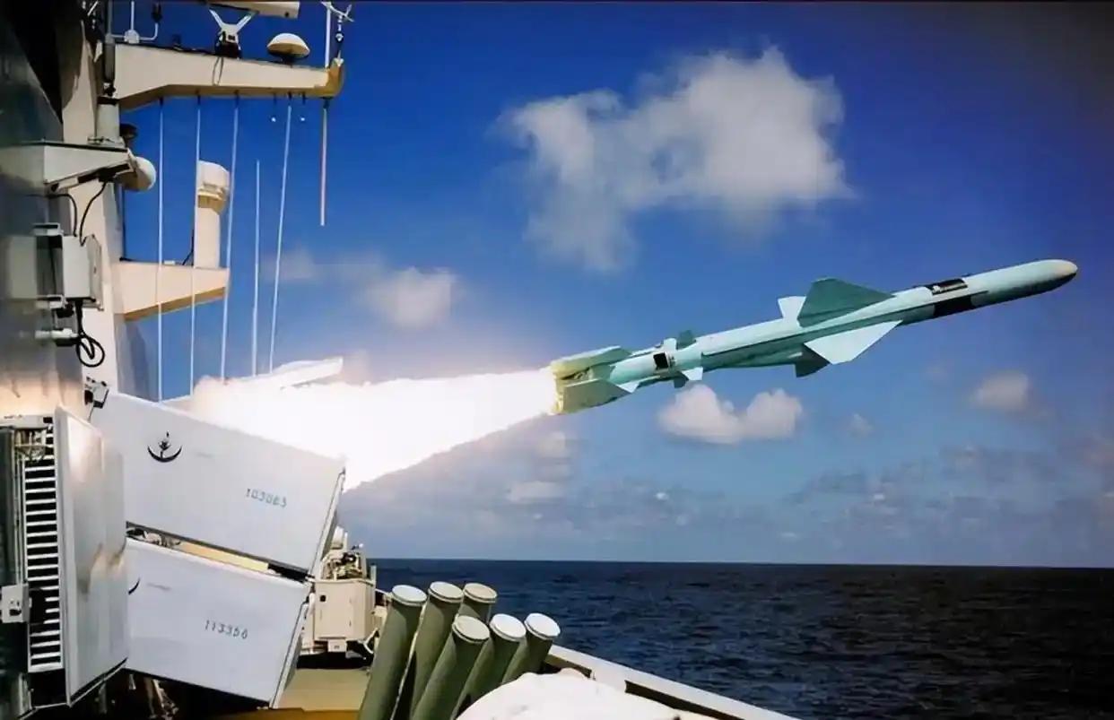 鹰击-21是无法直接把美国航母打沉的，因为普通导弹打上去是没什么伤害的，至少需要