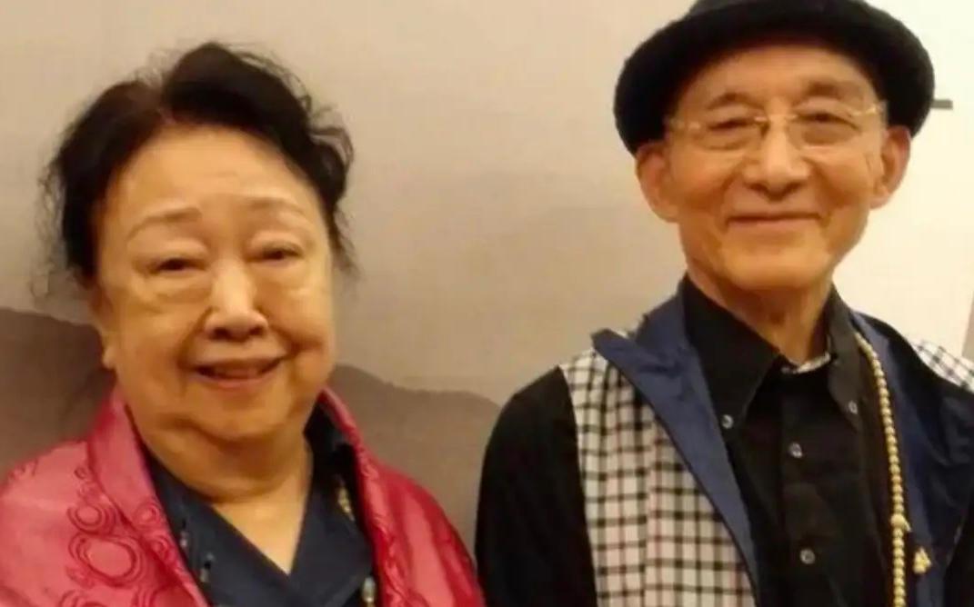 游本昌1956年结婚，和老伴杨慧华相伴70年，婚后育有一儿一女。
夫人杨慧华早年