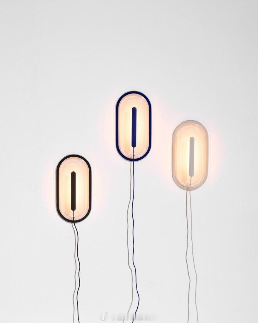 Led's strip壁灯|设计：Chris Kabel这款壁灯由透明塑料外壳包