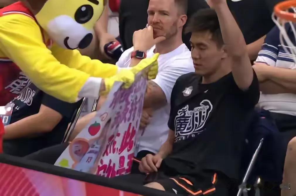 不得了了！这下可好了，球迷“粉丝”团震撼出场了！以前只听说过，球迷随队而行去助威