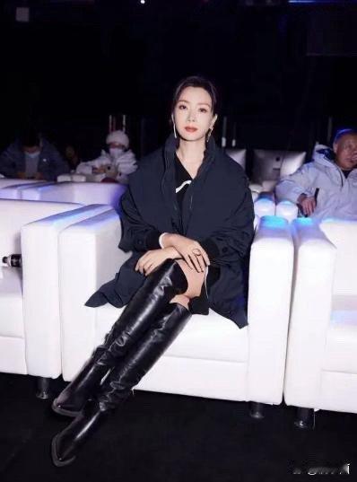 陈数打扮够新潮！穿不规则风衣配长靴，时髦显气质！ 