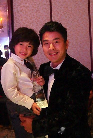 那年李威和小演员合影，这小男孩一看就是实力派童星，一脸笑容很自信。