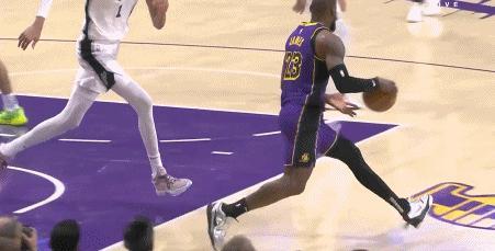 NBA赛场镜头：我了个cao，文班亚马这么好的盖帽，裁判第一时间居然给了犯规？
