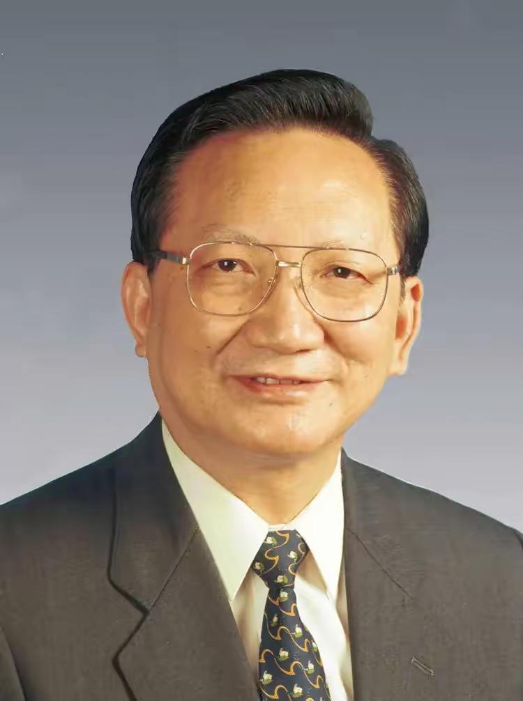 唐家璇，男，汉族，1938年1月生，江苏镇江人，1973年11月加入中国共产党，