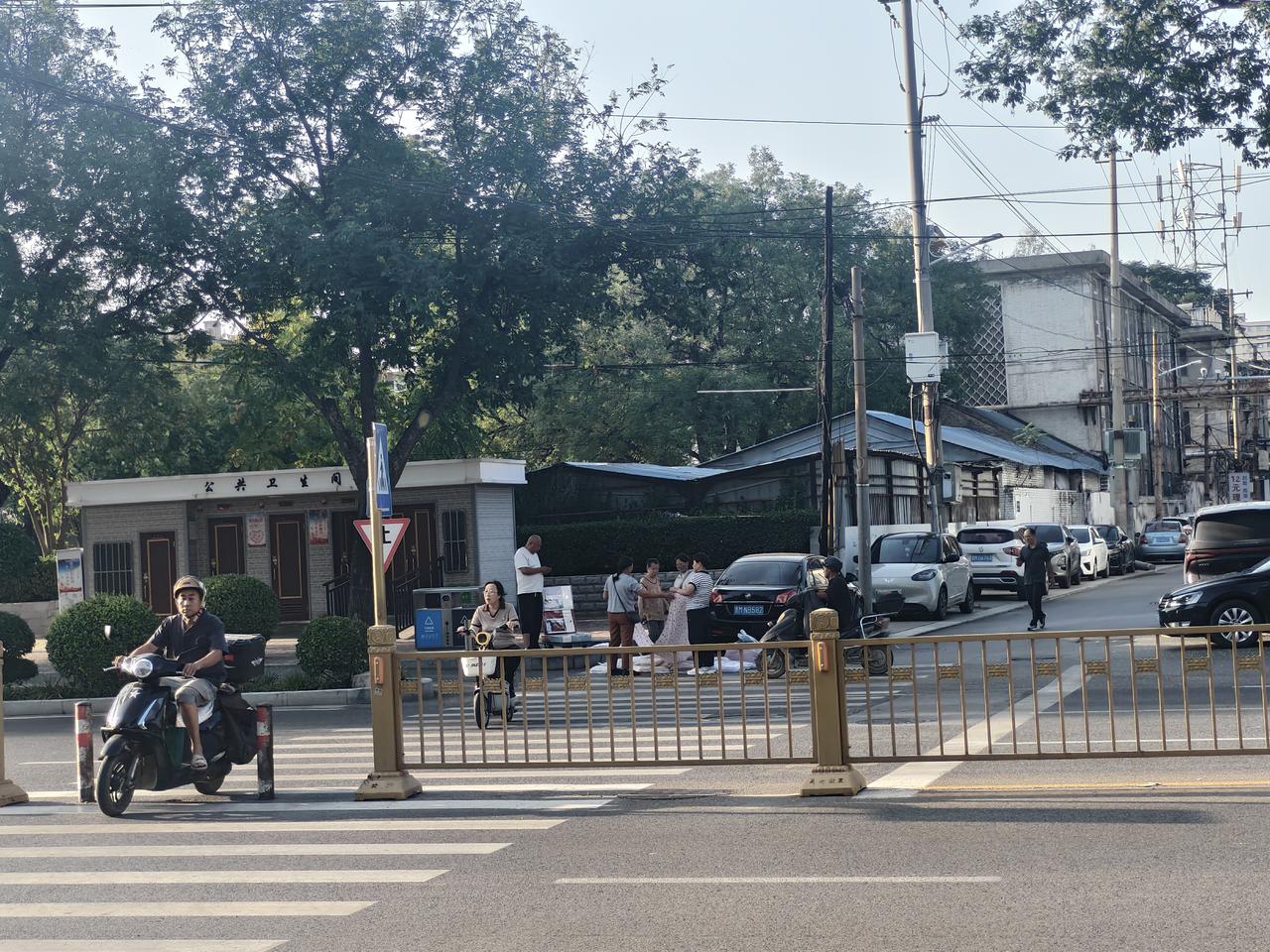 晨跑路过，在运城盐湖大张家巷口，有一对男女在那卖床上四件套，喊着是纯棉四件套，1