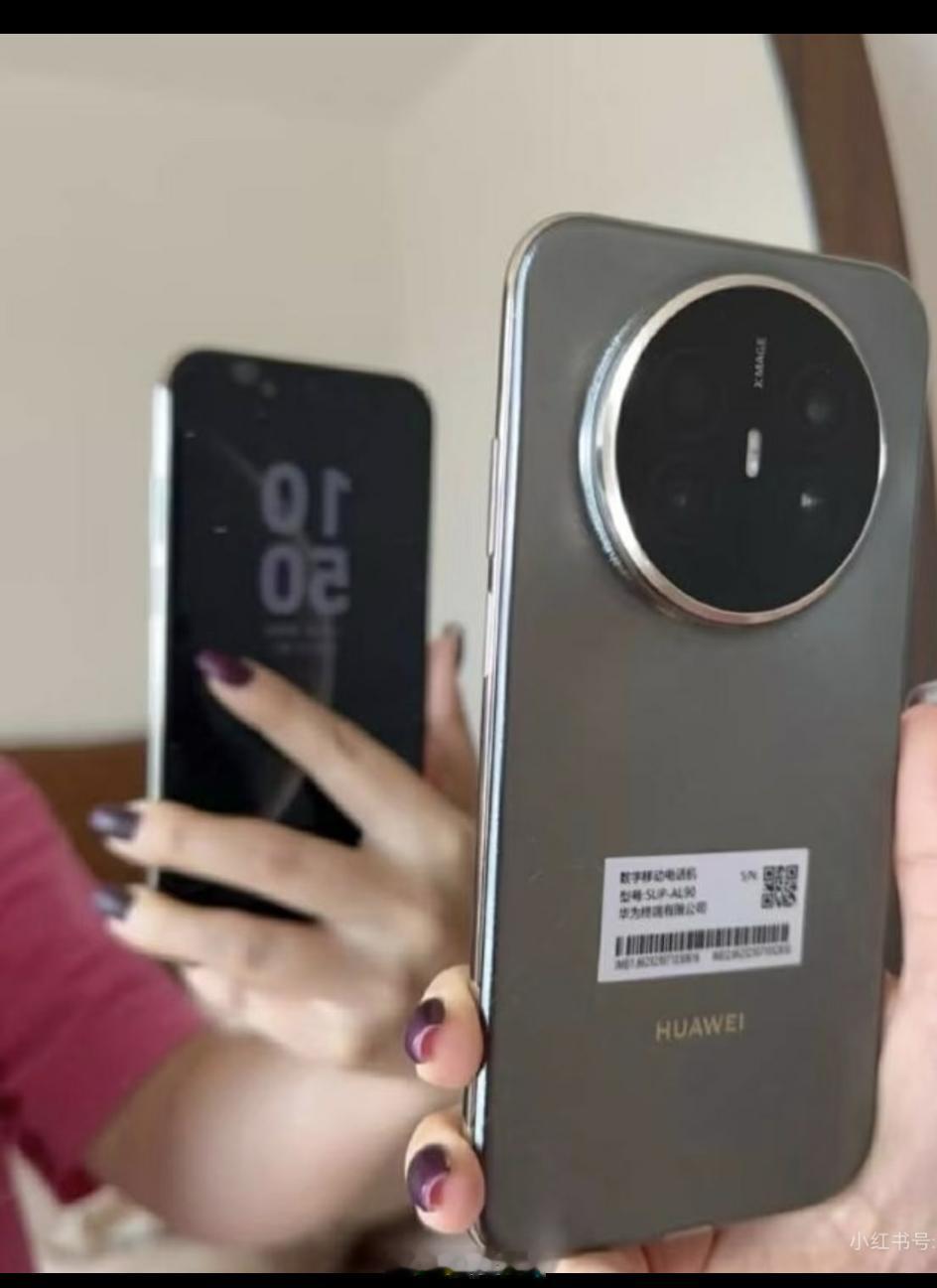 疑似华为Mate 70 Air真机居中单孔等深四曲屏+圆形摄像模组看上去挺轻薄的