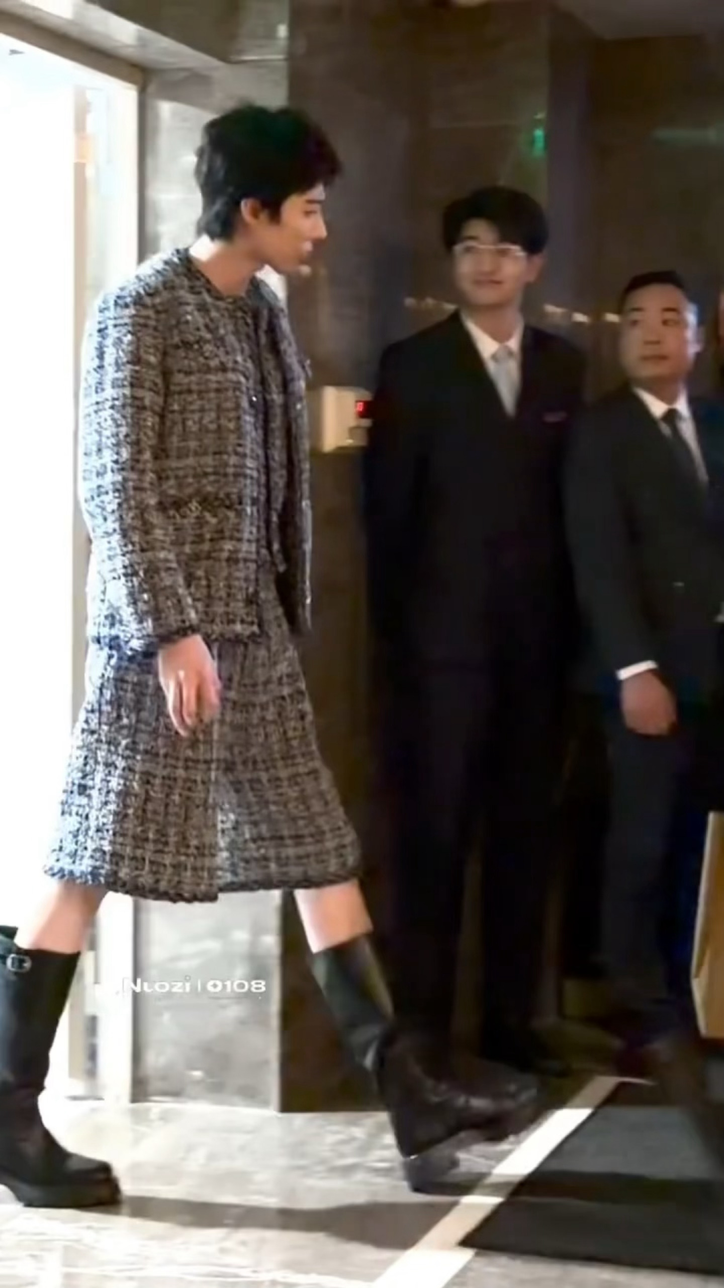 原来宁哥这个小香风外套下面搭的是配套短裤和长靴造型刘宇宁小香风短裤长靴造型