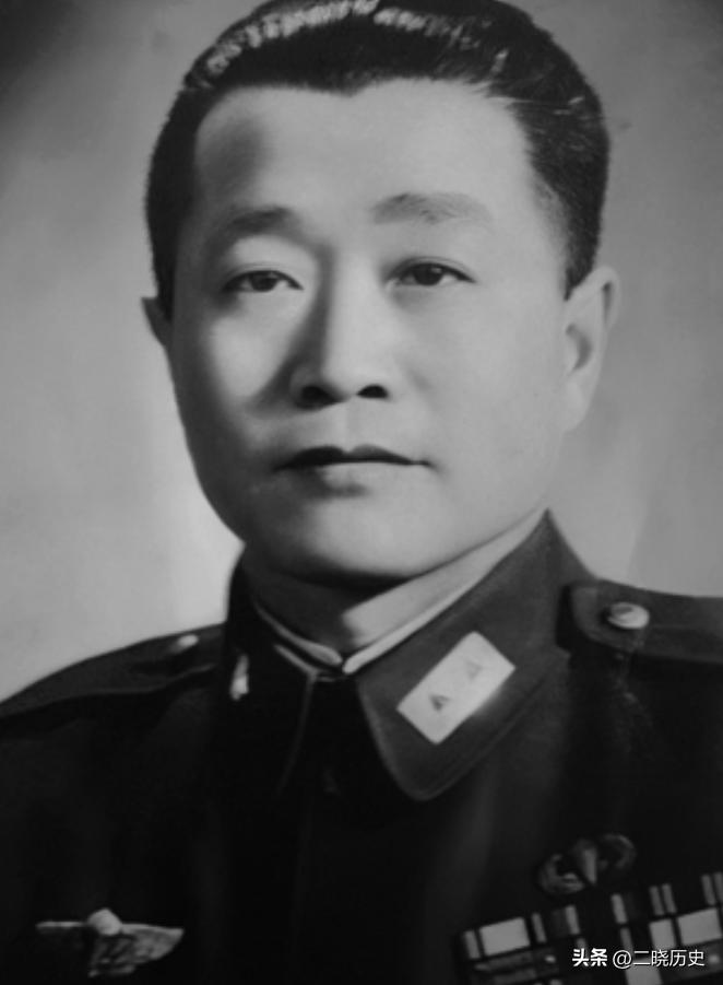 1927年，周恩来被捕，谁料，审讯他的人，竟是他的学生，他凑近周恩来，轻声说：“