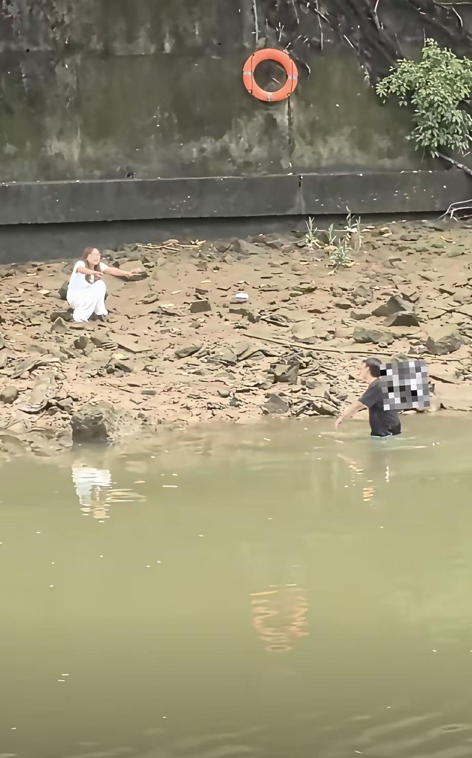 这么小的孩子就这么叛逆，孩子的妈妈只是说了他几句，他就跳到河边水里面，威胁他的妈