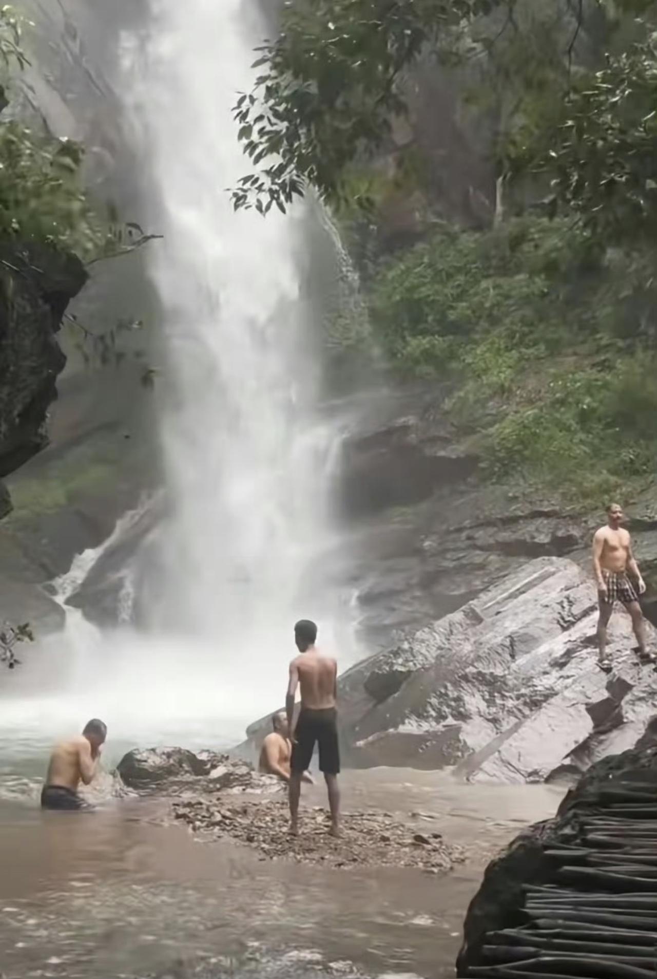 我真的服了，这些印度人在我们浙江丽水保护区用肥皂洗澡！

这可是饮用水啊，饮用水