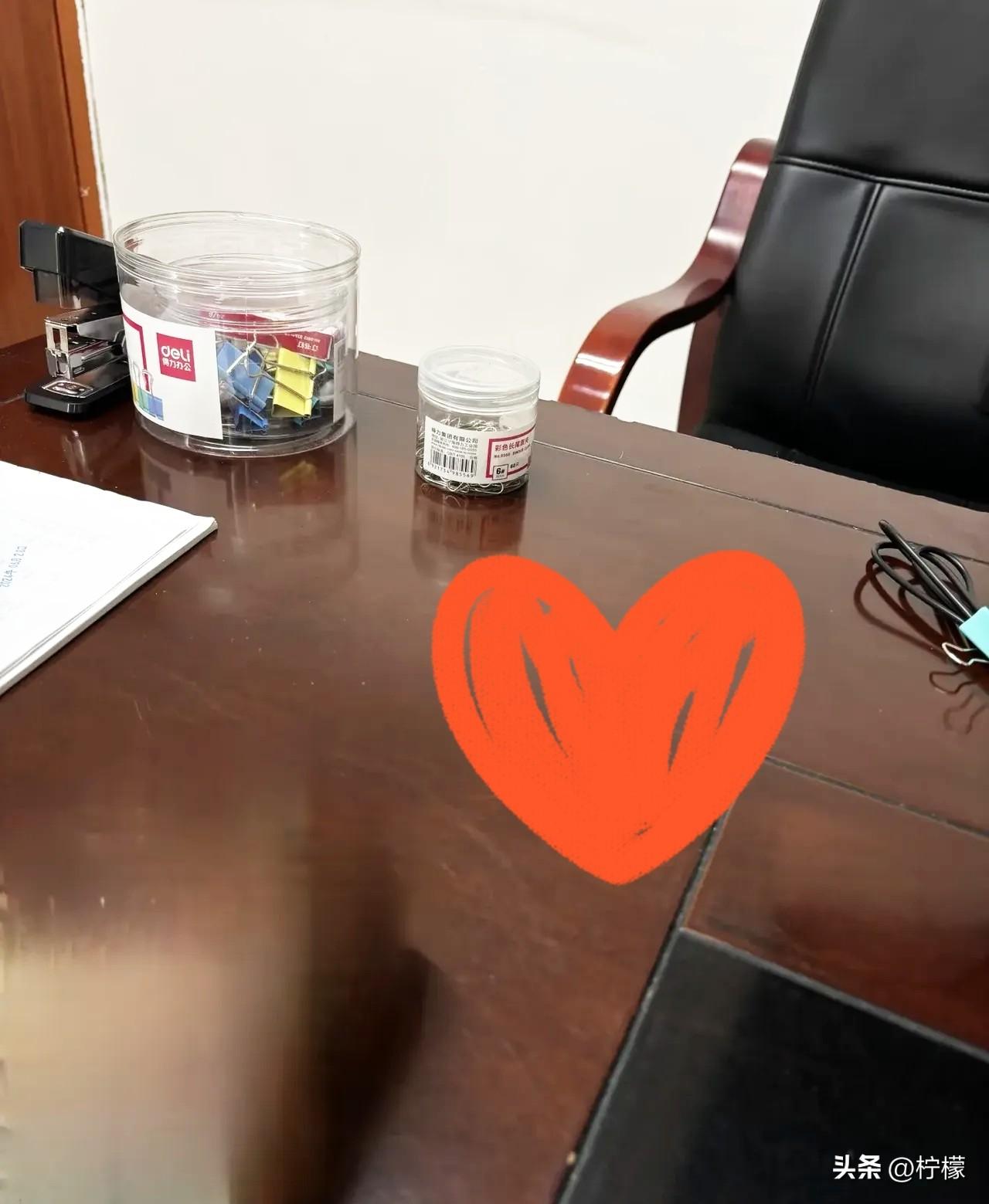 单位有位女同事，曾借调组织部两年，后来正式调入。

当年单位竞争上岗中层，她回来