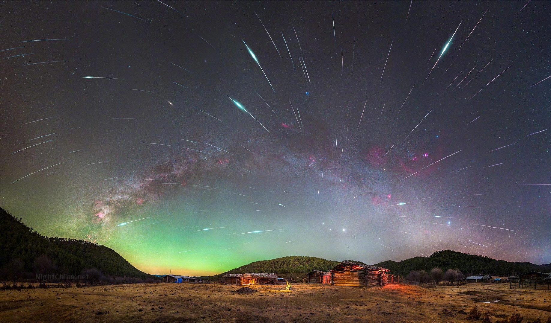 银河低垂，星野铺展。流星一颗接一颗划破夜幕，在静谧的高山牧场上空绽放出短暂而耀眼