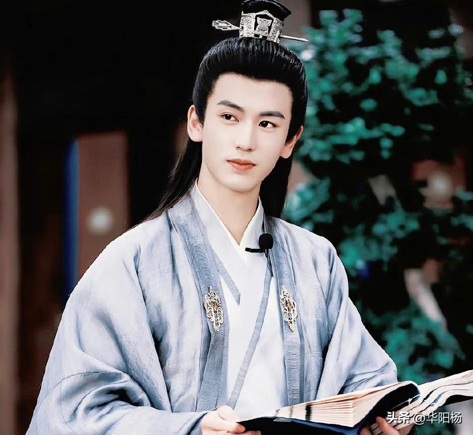 老师放张凌赫视频防早恋？有可能适得其反。

张凌赫帅，读书时又是学霸，用张凌赫的