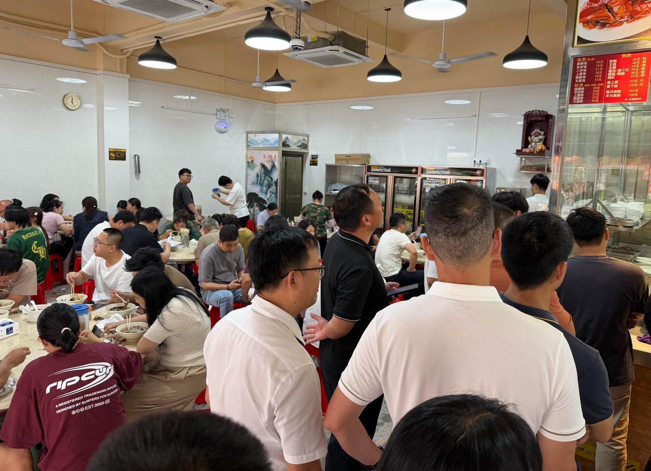 排队15分钟，只为这一口；

  你还别说，好吃的东莞烧鹅，味道真不错[憨笑]