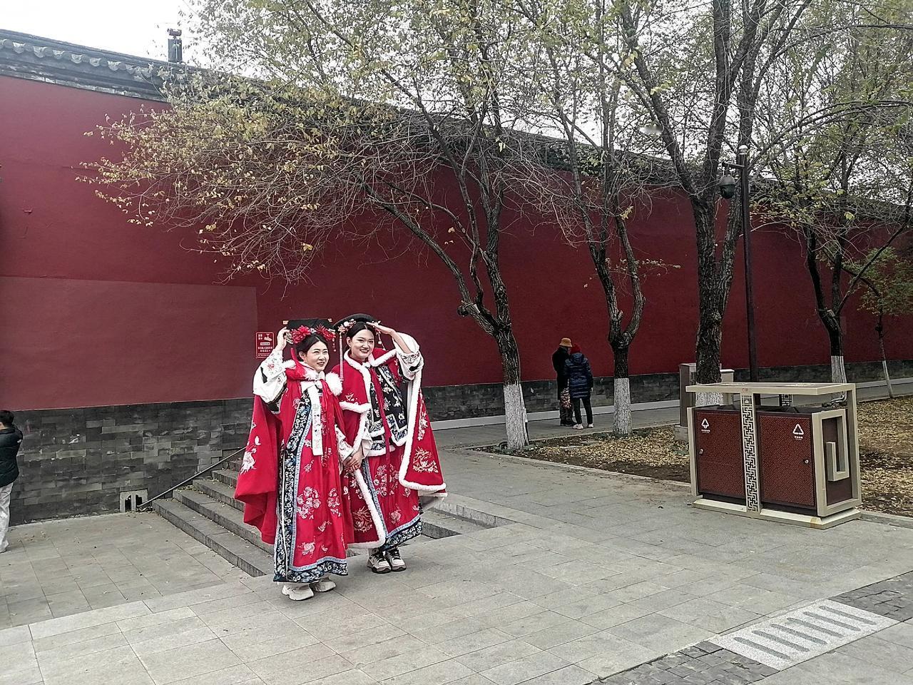 分享一张你最近随拍的照片笑脸——近日拍于沈阳故宫北红墙外