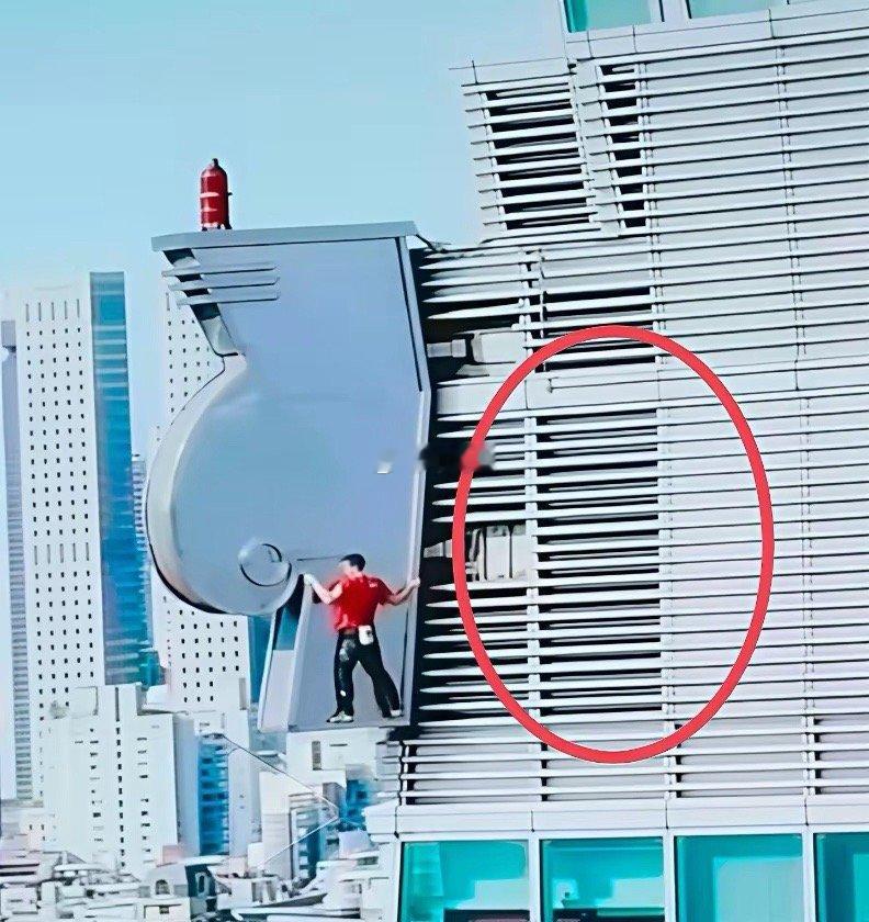 有一点不太明白，大厦右边明明有很多支撑点，为啥非要去左边爬呢？ 