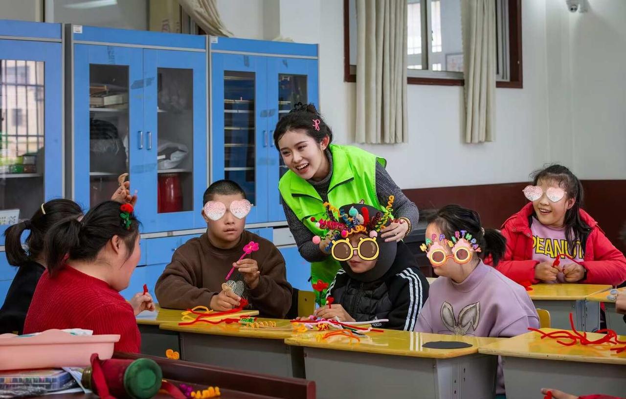 以前跟着公益机构参加活动
见过太多需要被温柔对待的人
心里一直有个小小的念头
我