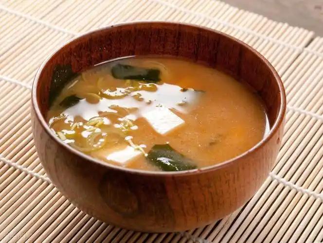 这下日本人彻底破防了，日本老牌国民食品永谷园被民众发现，卖了几十年的灵魂味噌汤居