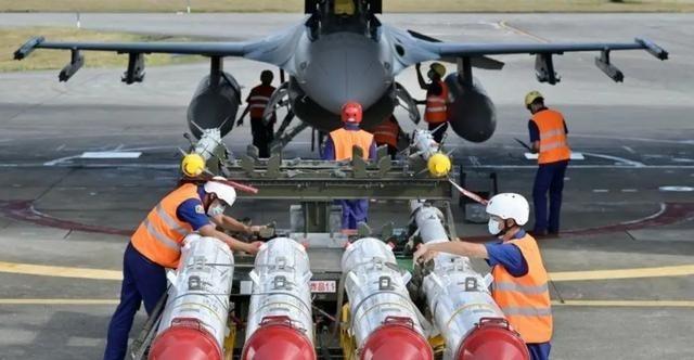 既然美国敢做初一，那中国必然会做十五。你卖武器给台湾，那我们就卖武器给那些反对美