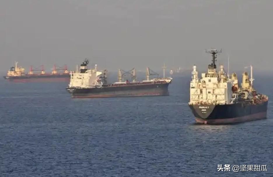 霍尔木兹海峡成为船场，3月1日仅17艘2.7万吨以上油轮通过霍尔木兹海峡，远低于