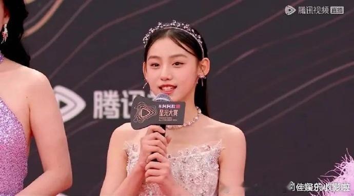 小窦昭红毯亮相，身姿比例绝佳。 