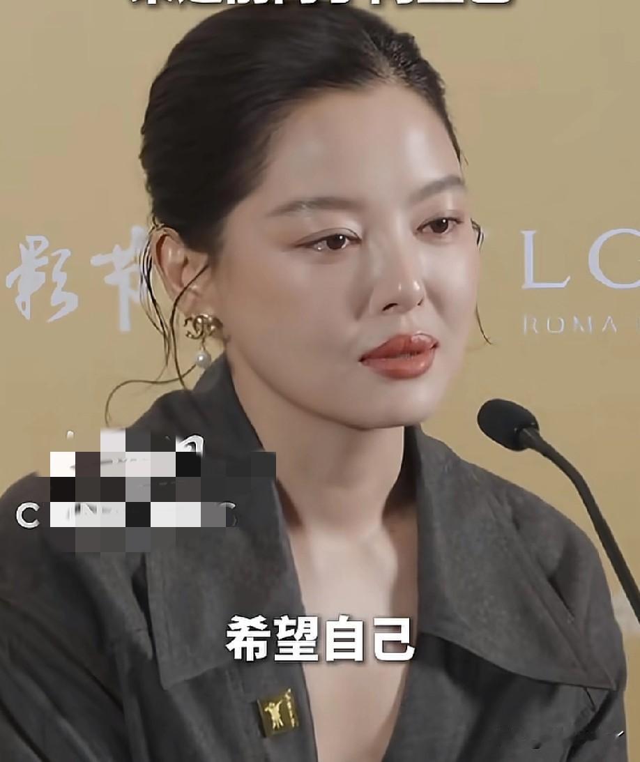 辛芷蕾还是太耿直了，首次在上影节担任评委，直接跑去问豆包如何当好评委！

近日，
