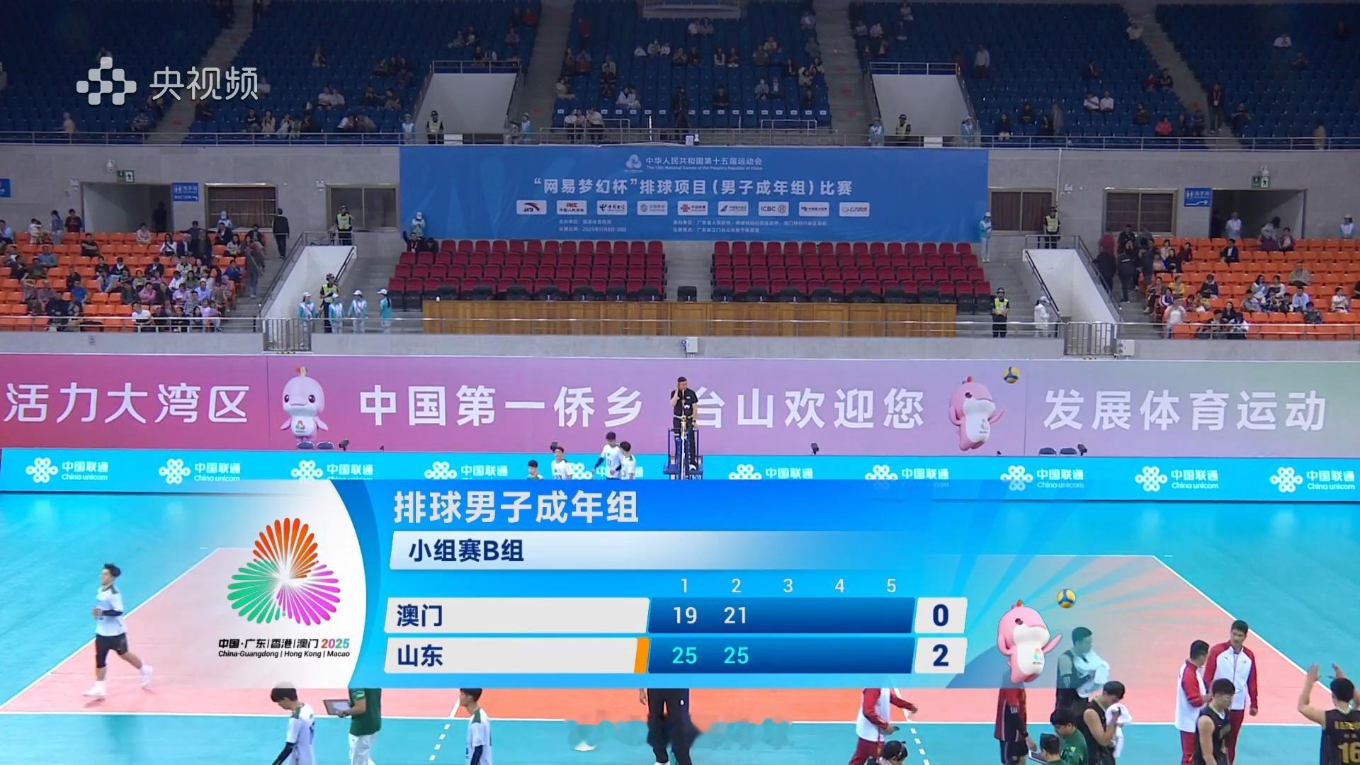 澳门男排在和山东队的比赛第二局中表现不错，一度领先比分… 