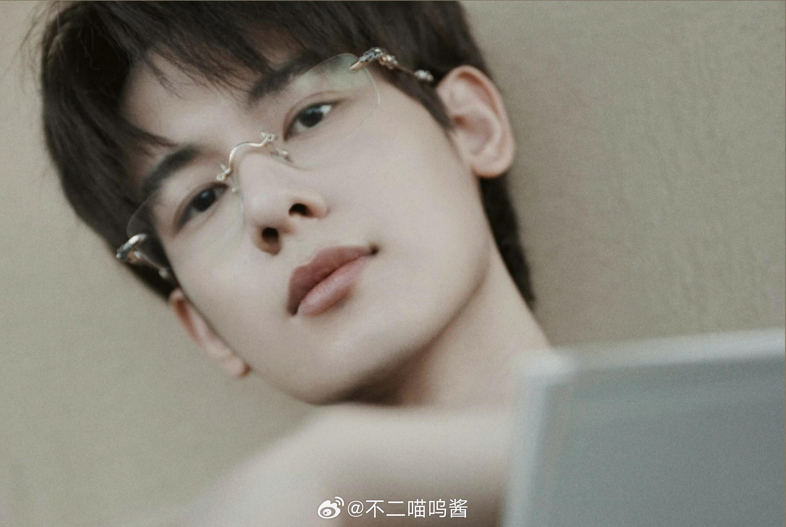 胡先煦领口开大点都自己人胡先煦新写真氛围感拿捏到位，基础黑色V领领口随性大方，没