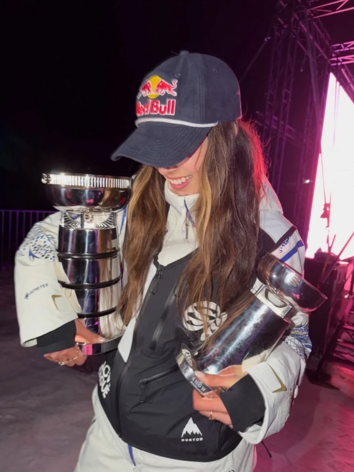 谷爱凌晒雪盟奖杯 谷爱凌赛后晒出双冠奖杯，配文“雪盟金牌+第一季雪盟世界冠军”，