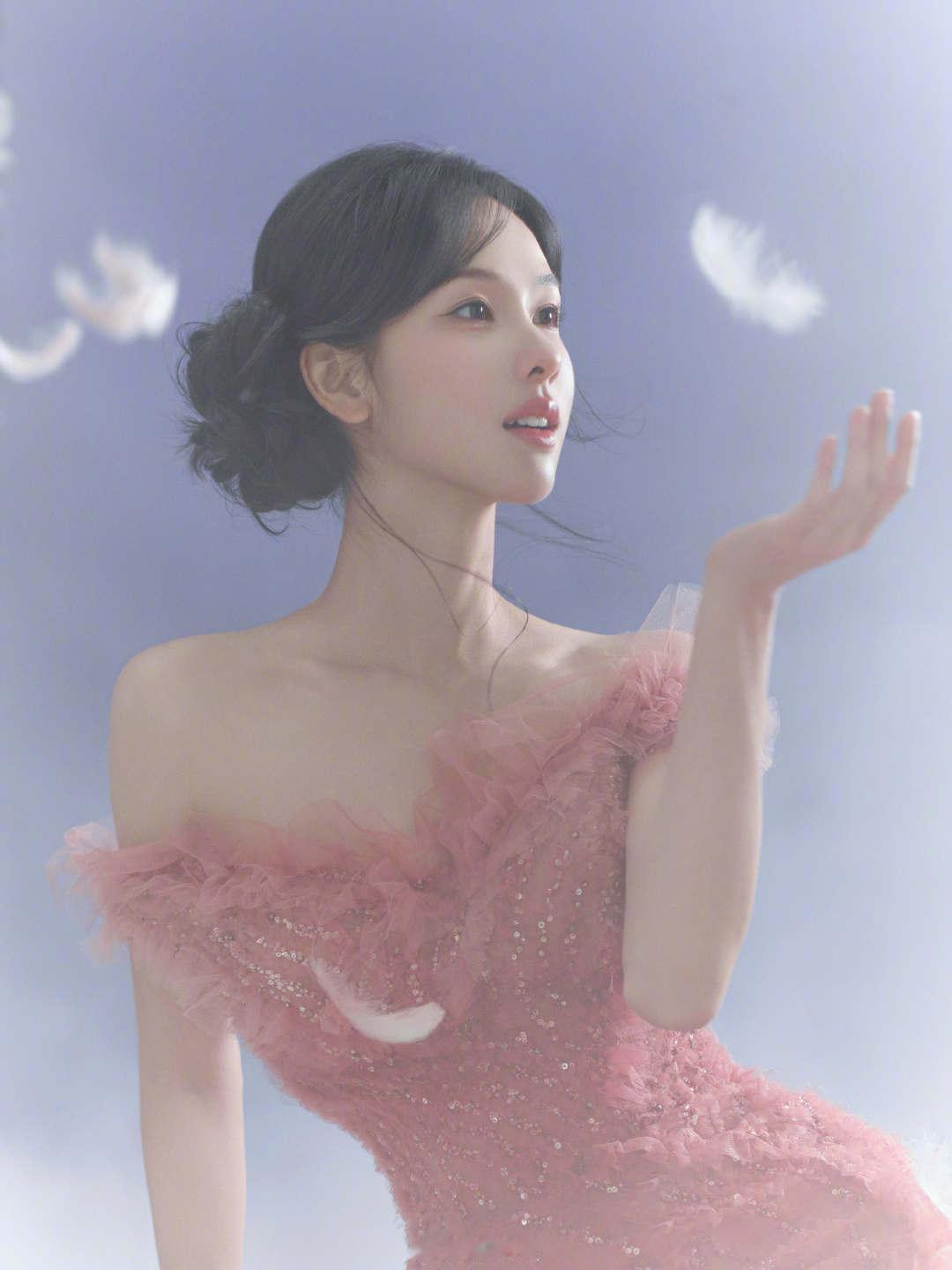 陈都灵｜微博视界大会造型出图，温柔粉蔷薇和明艳红玫瑰 ​​​