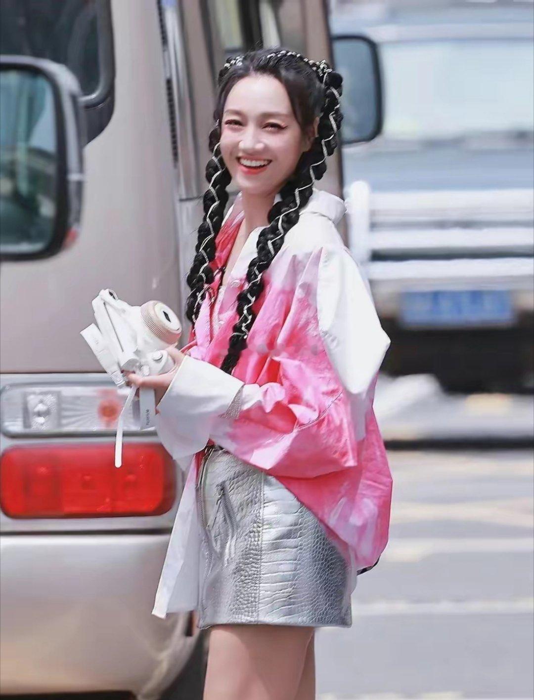 36岁的苗苗秒了43岁朱丹，幸福的女人脸上都是红润的，人到中年，情情爱爱是保养的