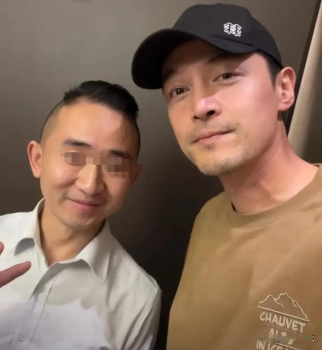 胡歌重庆火锅店被偶遇！纯素颜胡子拉碴仍男人味爆棚，主动合影帮老板打广告太圈粉！