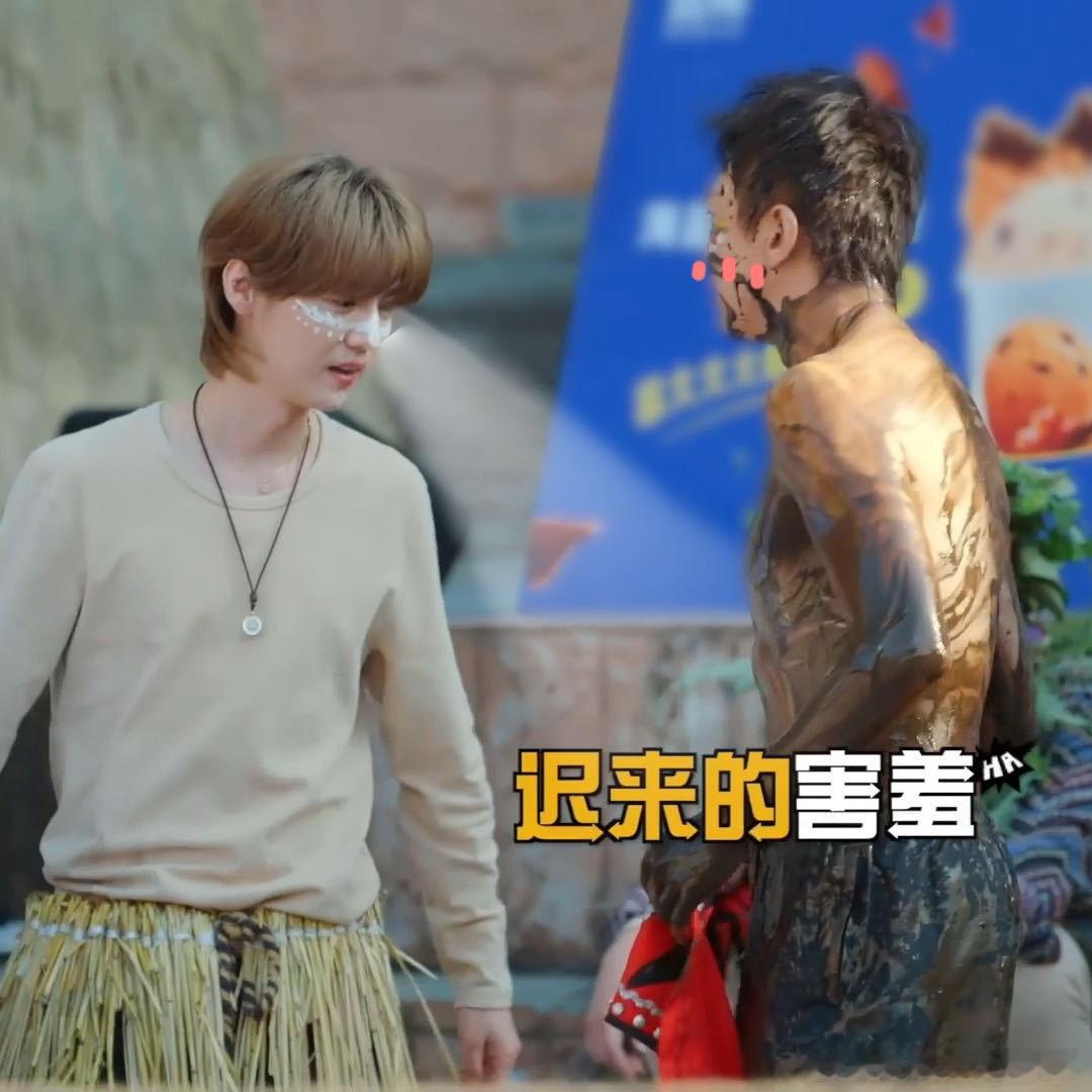 邓超问鹿晗身材不难看吧哈哈哈哈哈 刷到这段互动真的很有活人感，47岁的邓超凭着腹