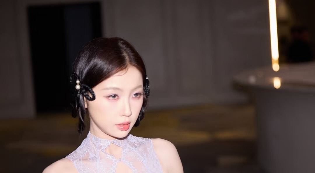 虞书欣今日份线下活动造型🈶，好像一颗珍珠！ 