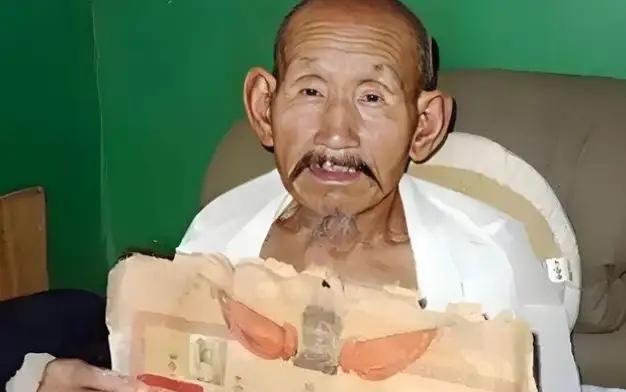 1994年，河南一73岁老农欠债不还，法院人员上门时，他害怕的躲了起来，让人没想