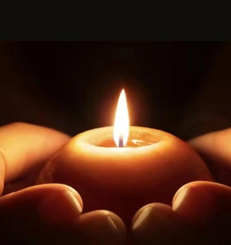 今天头条的一位好友私信我说:“快过年了，想父母了[流泪]”

短短的几个字，我就