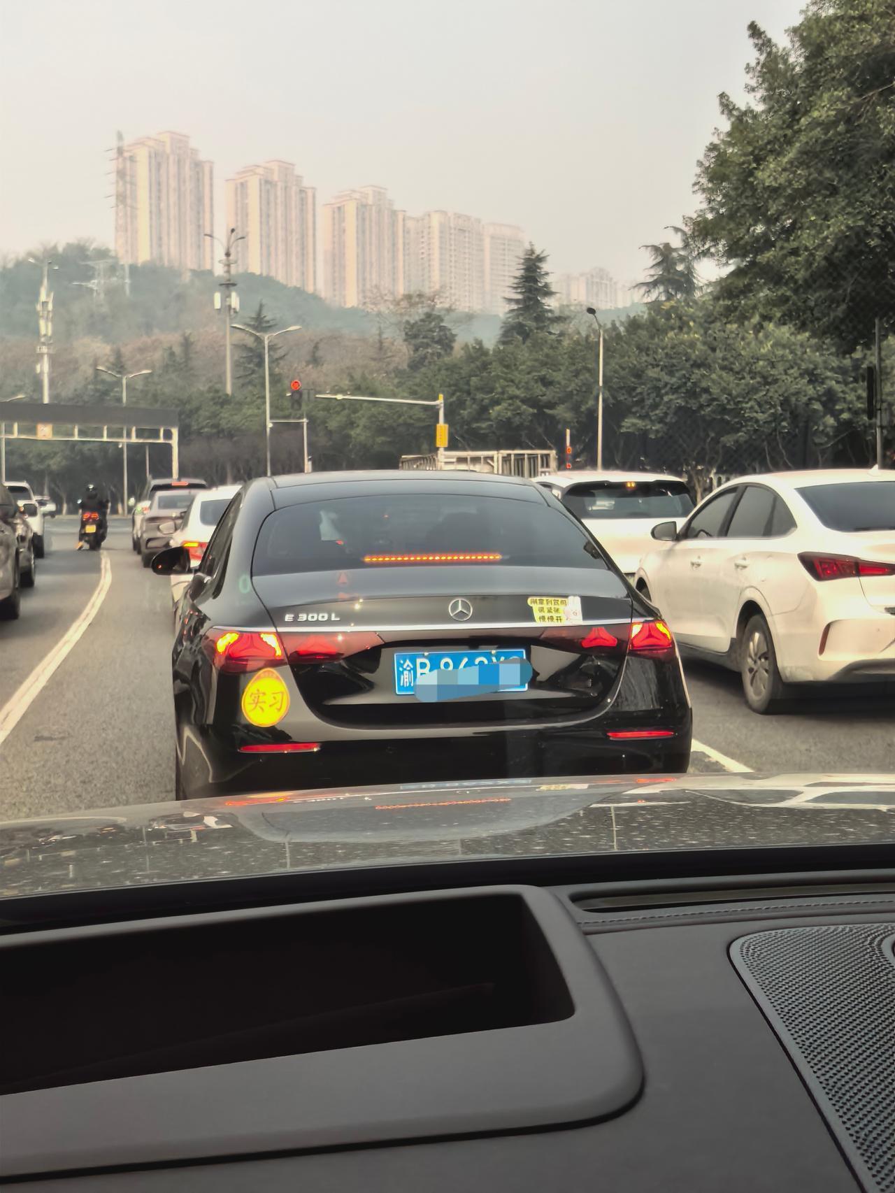 想撞，开E300的实习小姐姐