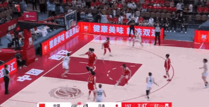 张子宇在篮下的防守威慑力是无与伦比的，也是女篮赛场上前所未有的。一个身高226公