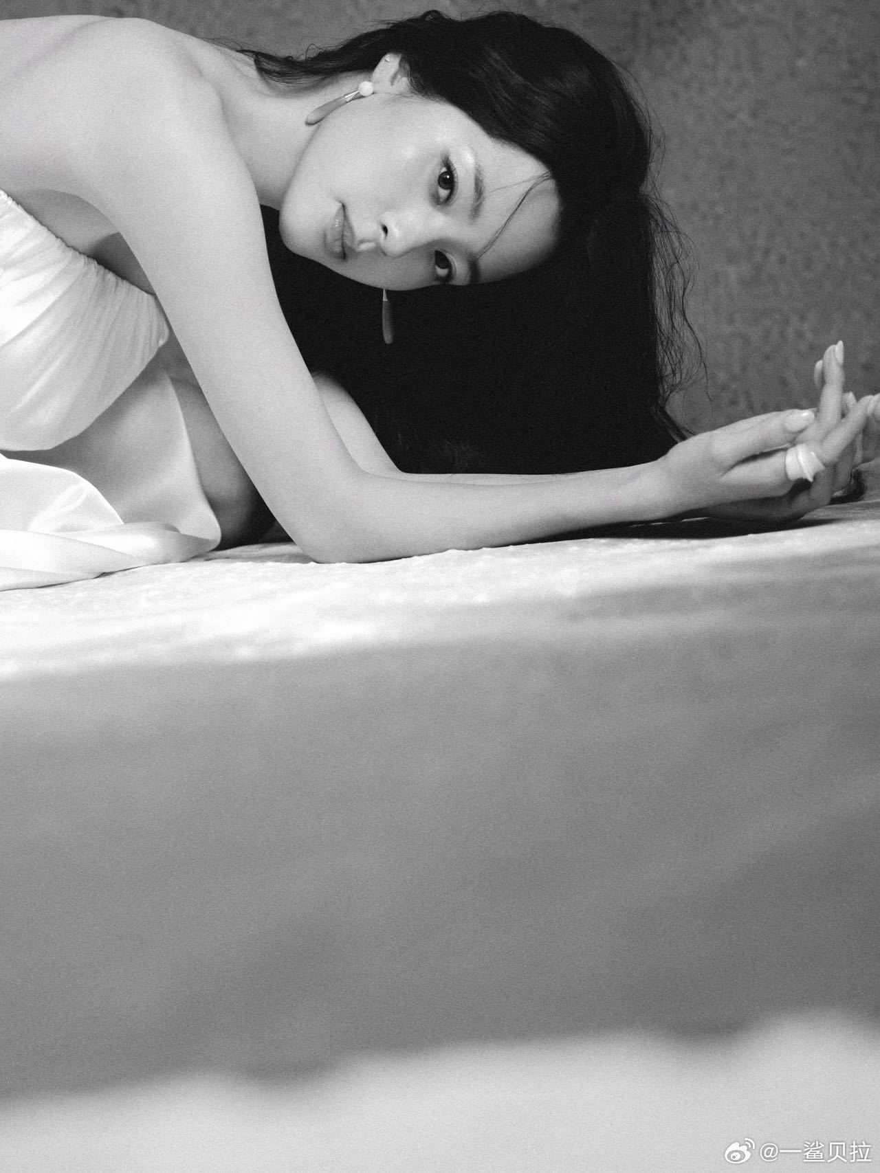 欧阳娜娜脸上的是面粉吗欧阳娜娜刚上岸的人鱼公主 欧阳娜娜今天的出发图有点意思，脸