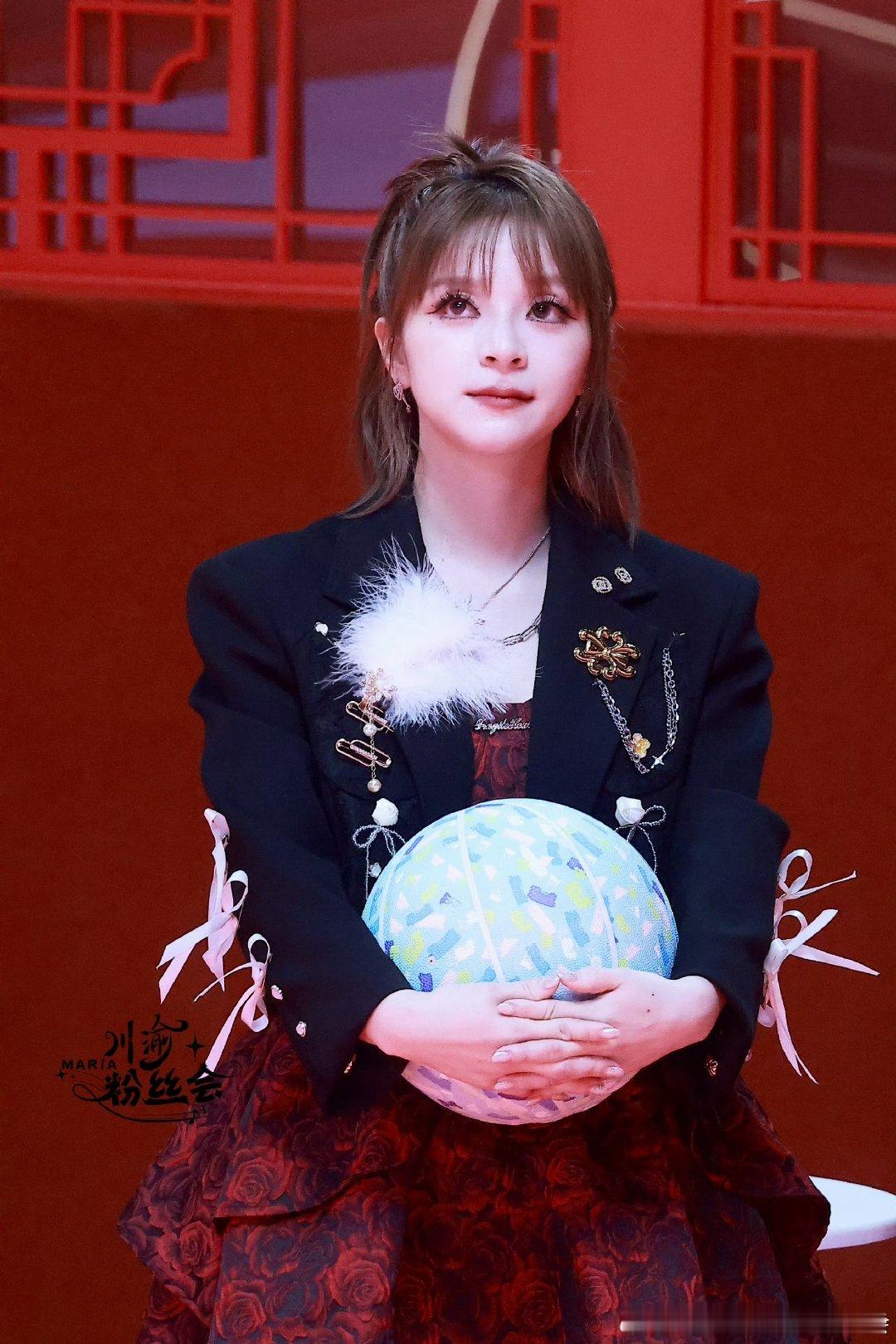 #美依礼芽加入横篮球坛#真的太激动了，我想没有人可以拒绝小美和篮球吧，这个场面对