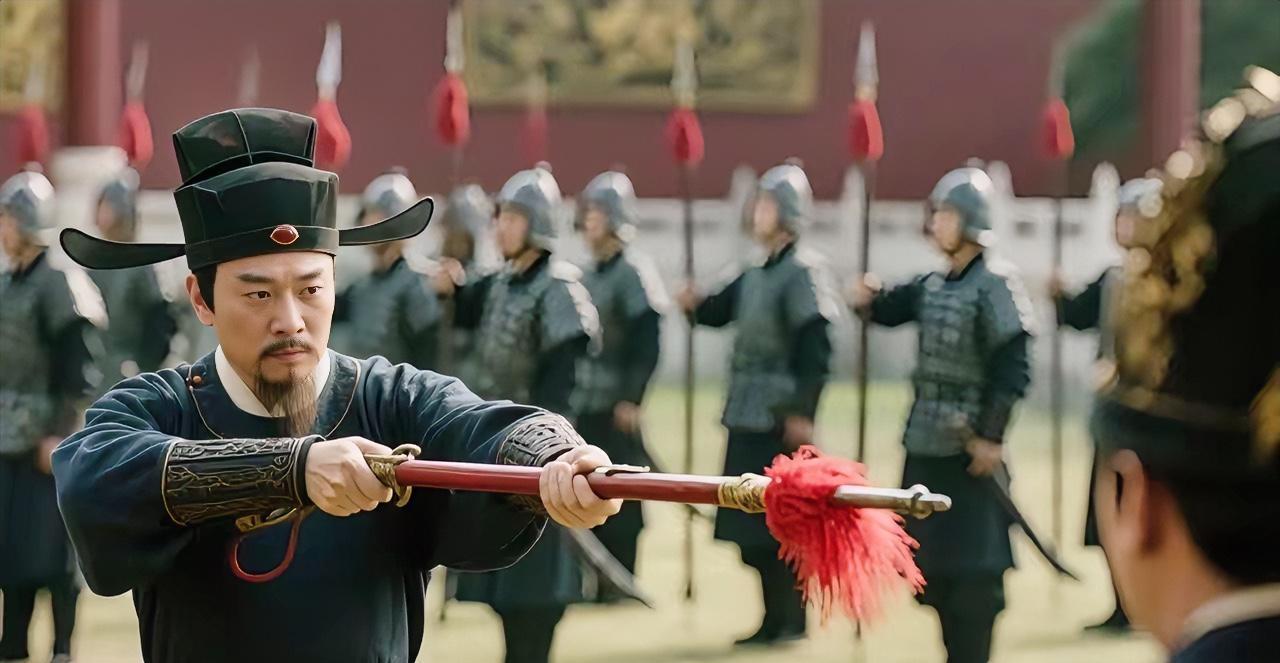 狄仁杰观摩御林军操演，见一卫队长握枪姿势有异，他不动声色，回府后却密令：此人用的