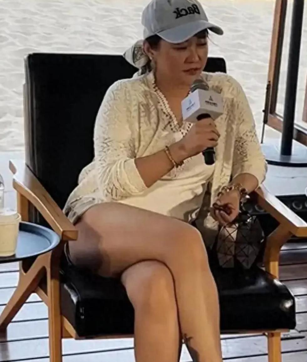 郝蕾一露面，

围绕她身材的议论又来了

有人说胖了，有人说紧身衣显壮，还有人拿