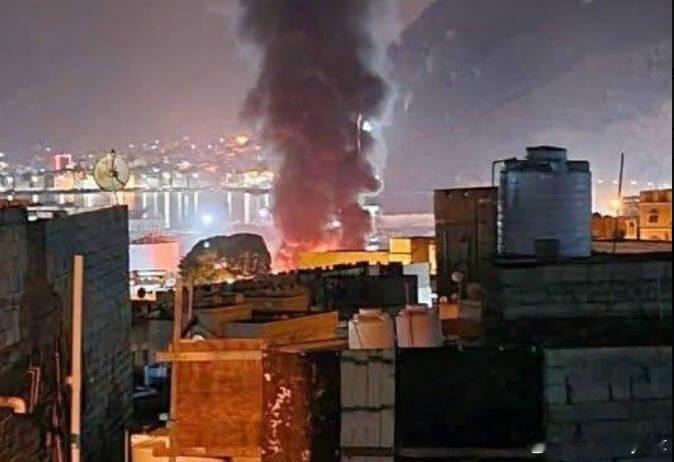 【沙特空袭也门港口 阻止武器流入分离主义武装】海外新鲜事 沙特阿拉伯30日对也门